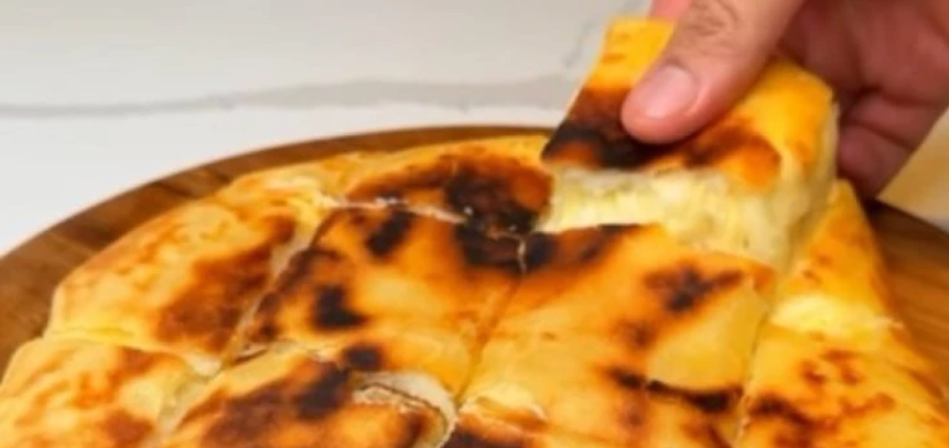 Леб полнет со компири и сирење! Едноставно се подготвува и тоа во тава