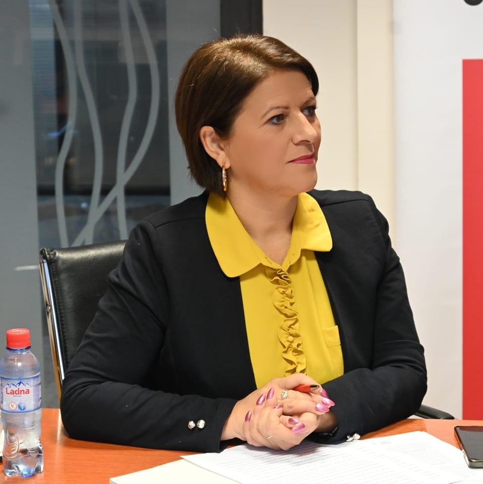 „Евра, љубов и политичка романса“ – Петкоска со критика за Апасиев