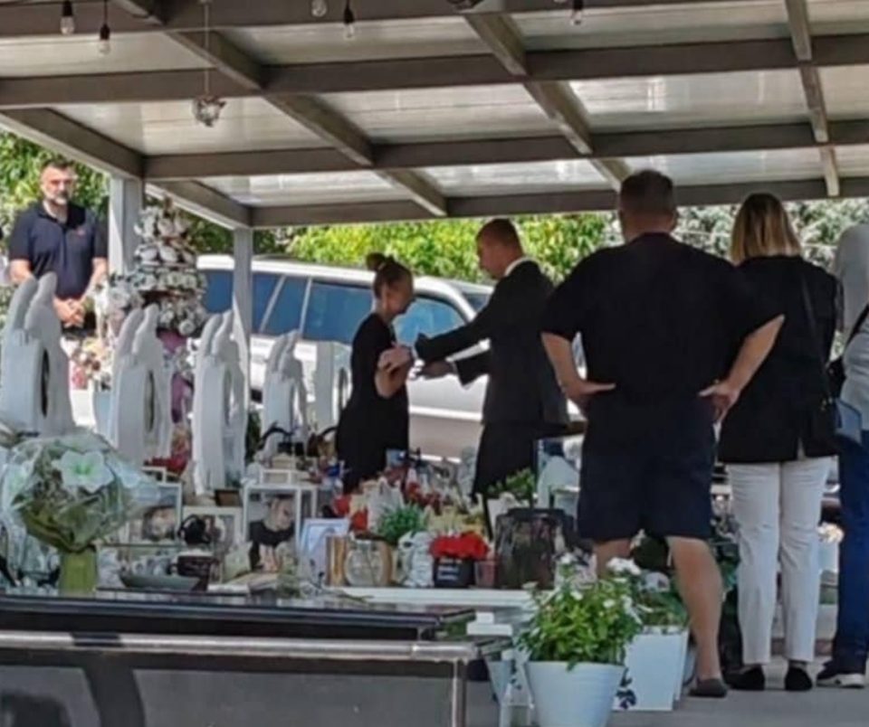 Премиерот Мицкоски запали свеќи на гробовите на загинатите во Кочани, за родителите неговиот потег е човечки и достоинствен