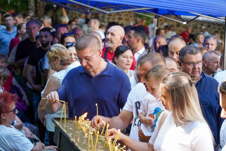ВИДЕО: Премиерот Мицкоски на Голема Богородица го посети манастирот во Берово