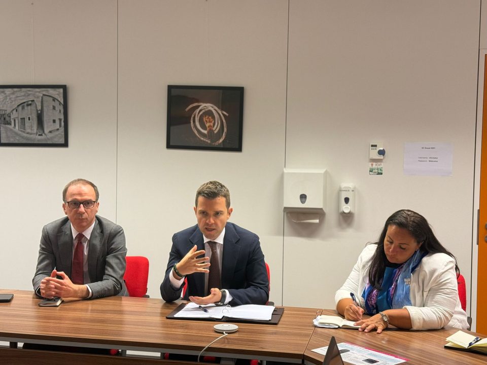 Муцунски на средба со Копман: Владата е посветена на процесот на европска интеграција