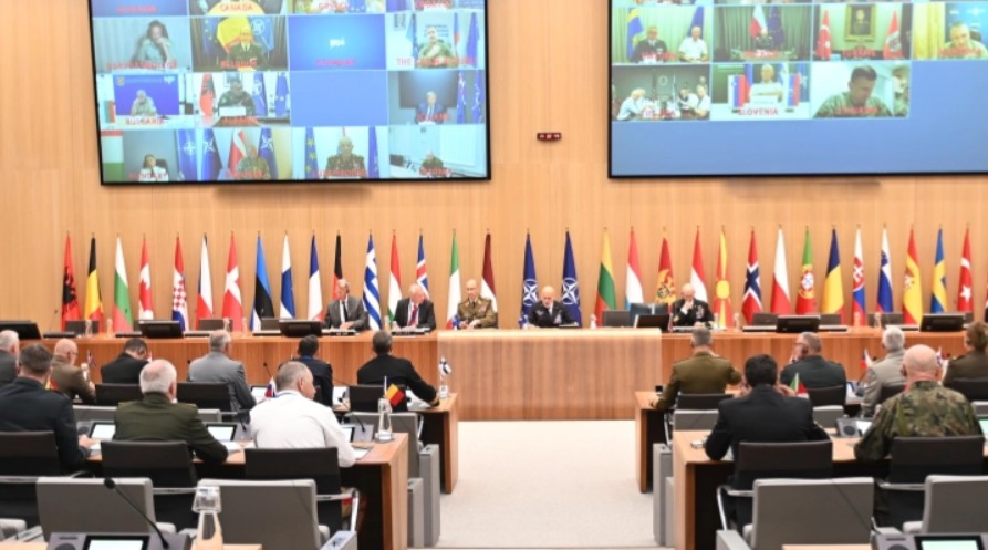 НАТО соопшти дека шефовите на одбранбените сили на Алијансата имаа „искрена дискусија“ за мировните преговори во Украина