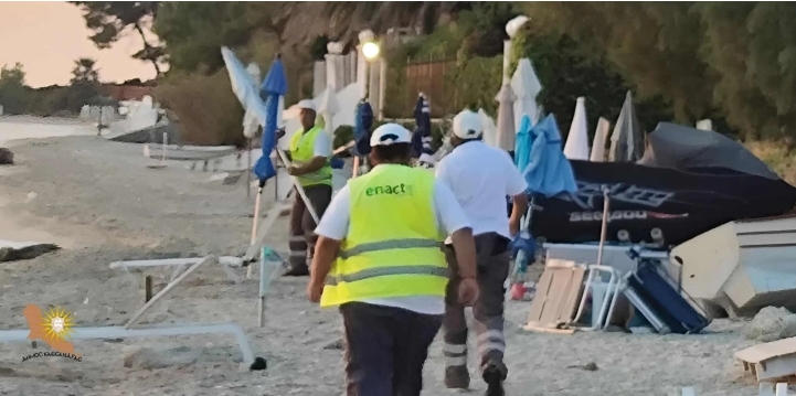 Општина Касандра продолжува со отстранувањето на недозволено поставени чадори и предмети на плажи