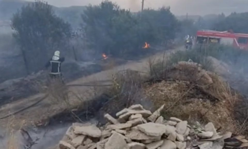 Под контрола пожарот до училиштето и градинката „Св. Климент Охридски“ во Бутел