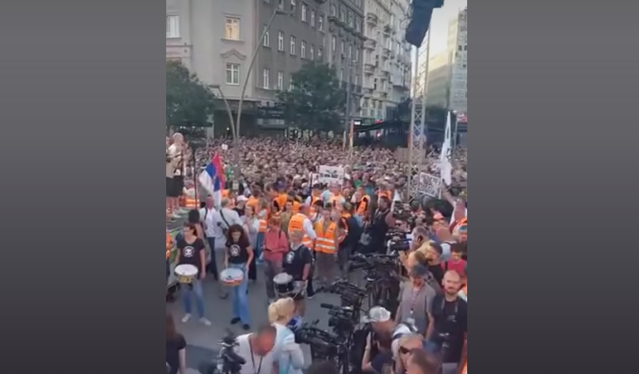 Протести ширум Србија, инциденти пред простории на СНС во Нови Сад