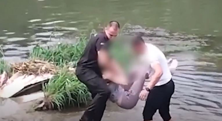 ВИДЕО: Полицајци спасија жена што се фрлила во водите на Вардар