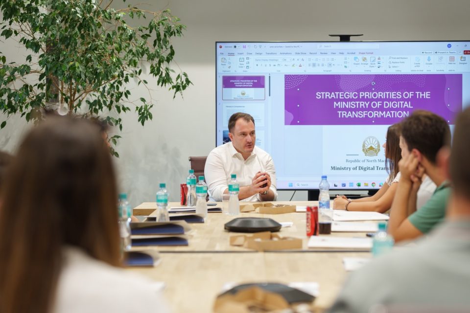 Андоновски на средба со млади волонтери и практиканти