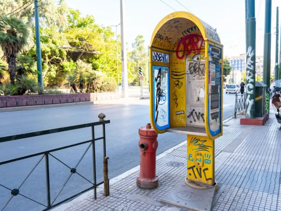 Општина Атина ги отстранува телефонските говорници