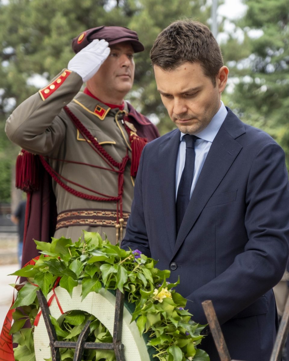 Муцунски оддаде почит на поранешните претседатели Глигоров и Трајковски, се поклони и пред паднатите борци од НОБ