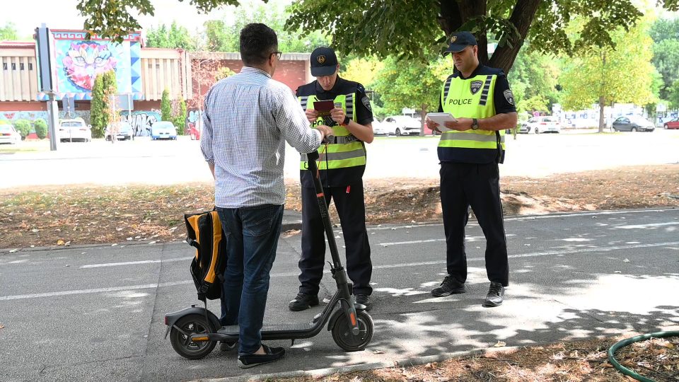 Возачи на електрични тротинети заработија казни од МВР, еве ги деталите