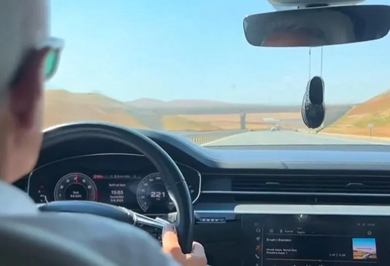 ВИДЕО: Министер се снимал како вози со 225 км/ч и слуша народни песни, набрзо го стигна казна