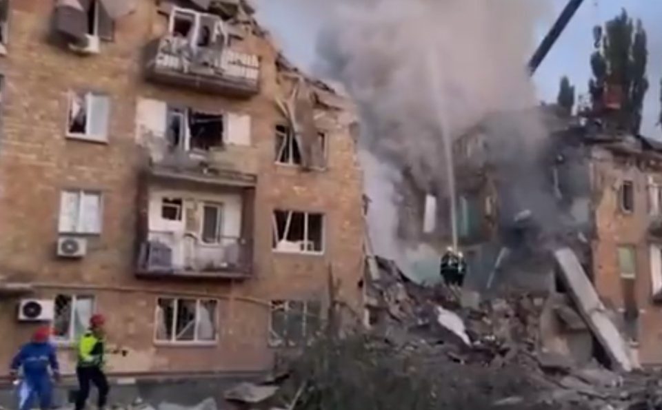 Зеленски: Најмалку осум лица загинаа во напад врз Киев, меѓу нив и едно дете (ВИДЕО)