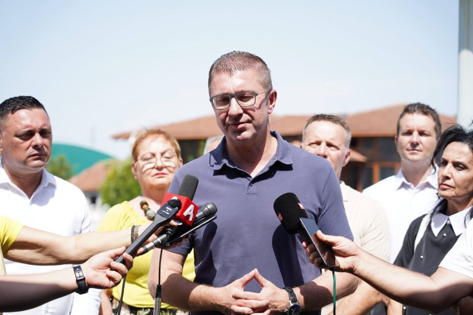 По повод почетокот на учебната година премиерот Мицкоски и во посета на ООУ „Кирил Пејчиновиќ“