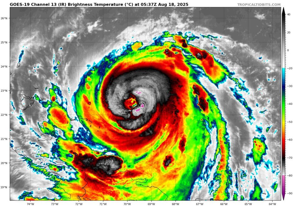 Десетици илјади евакуирани на Филипините поради ураганот „Феншен“