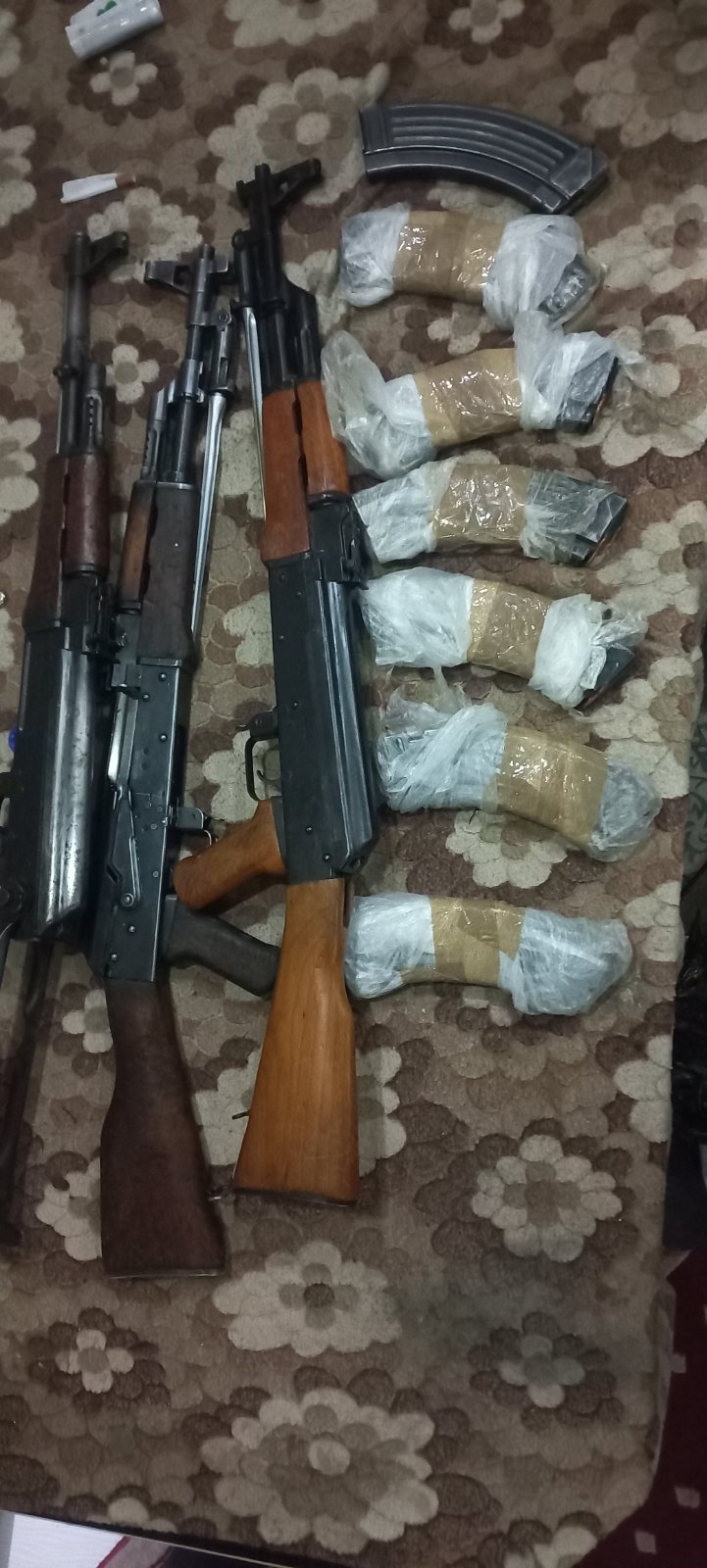ФОТО: Уапсени три лица во Штип, при претрес пронајдени автоматски пушки и муниција