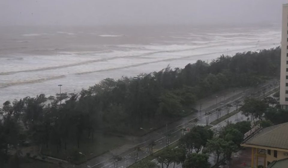 ВИДЕО: Виетнам се подготвува за удар на моќен тајфун – Евакуации, затворени училишта и аеродроми