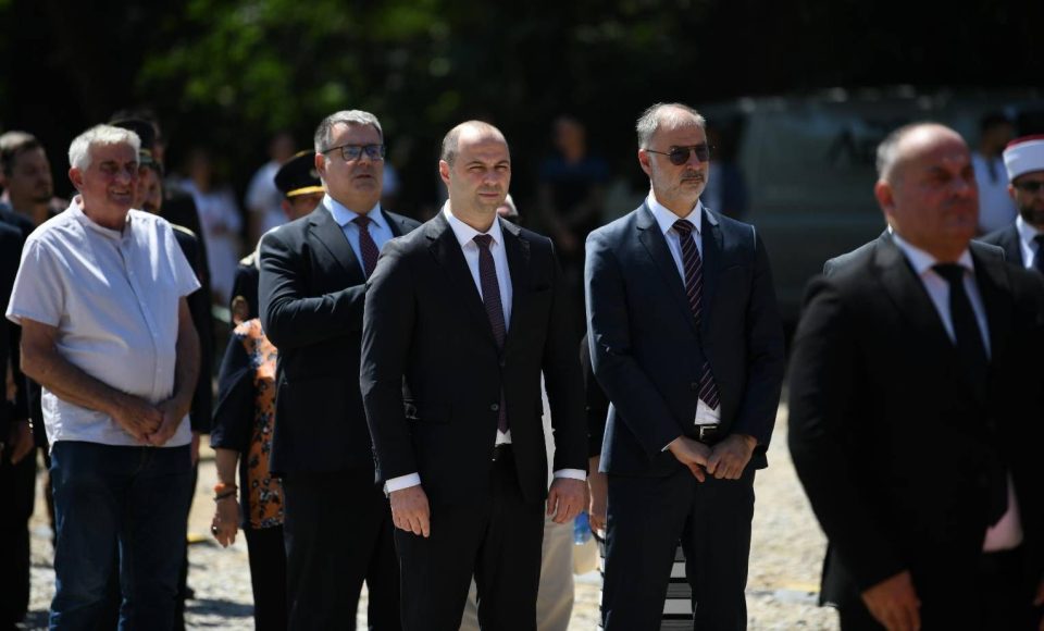 Министерот за одбрана Мисајловски празнично ги награди хероите на Армијата по повод Илинден