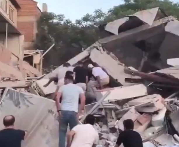 ВИДЕО: Маж спасен од под урнатините по земјотресот во Турција