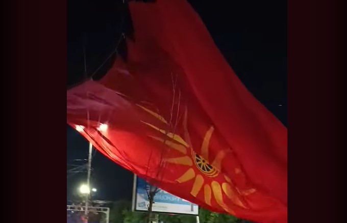 Огромно знаме со сонцето од Кутлеш се вее во Куманово (ВИДЕО)