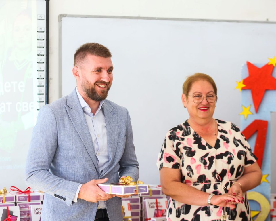 Јаневска и Митески им доделија таблет уреди на четвртоодделенците во ОУ „Блаже  Конески“