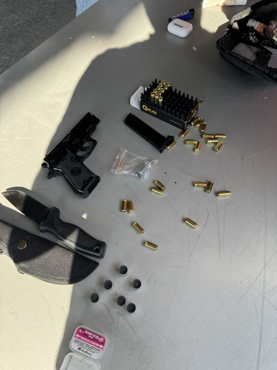 ФОТО: Тинејџер од Бугарија уапсен на граница, носел пиштол, муниција и ножеви