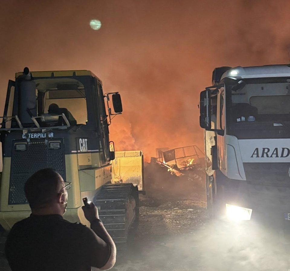 Тошковски: Нема радијациско зрачење од пожарот во Трубарево