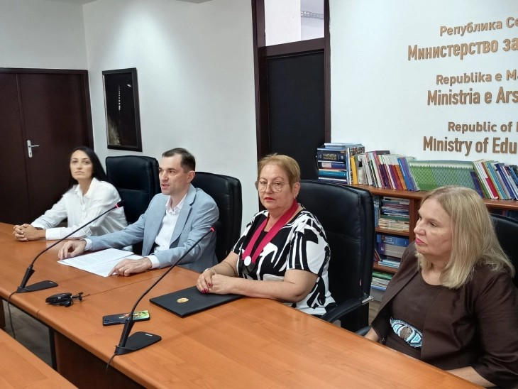 Јаневска: Е-дневникот не дозволува веќе бришење и поправење на оценки