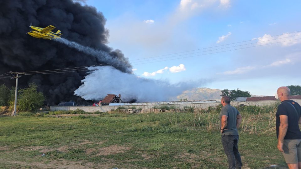 (ВИДЕО) Ангелов: Нема повредени лица во пожарот во Трубарево и не се дозволува негово ширење