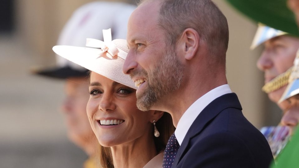 Принцот Вилијам и принцезата Кејт ги предводеа кралските почести за тригодишнината од смртта на кралицата