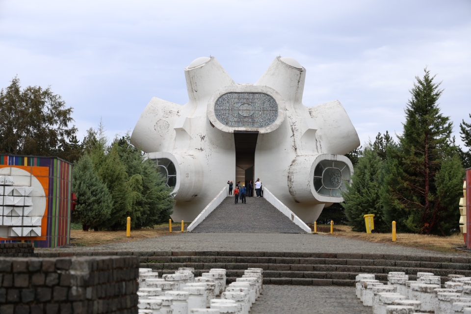 Започнува реализација на проект за интервентна заштита на споменикот „Македониум“ во Крушево