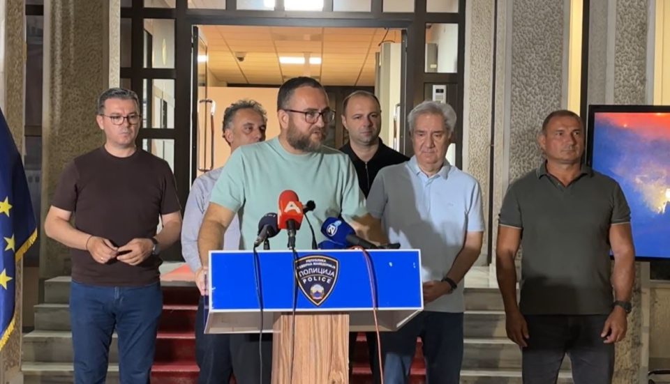 Тошковски за „хибридните напади“: Господ не може да ме убеди дека четири пожари на депонии за три дена се случајност