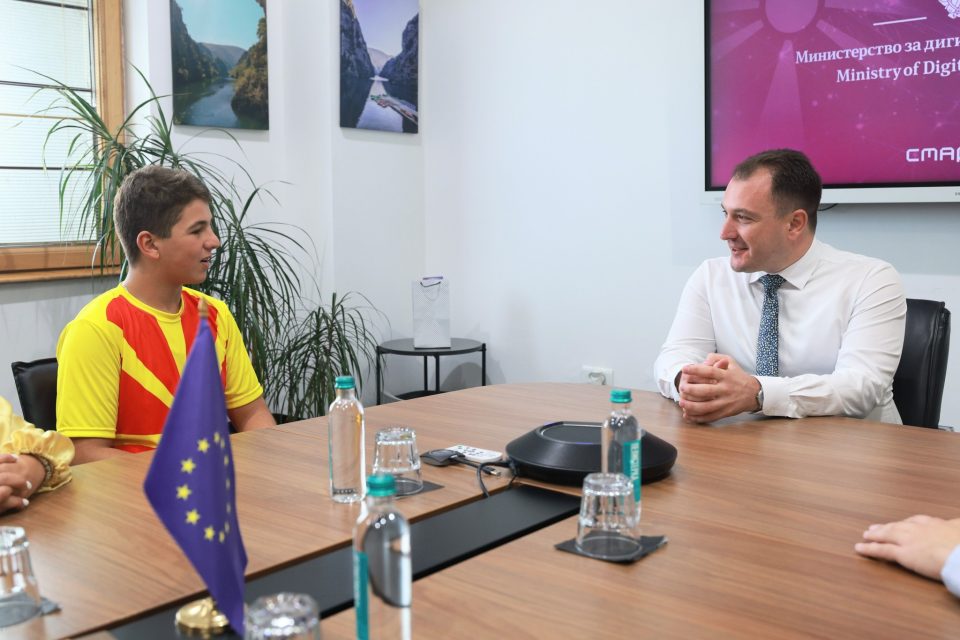 Министерот Андоновски, се сретна со златниот медалист Владимир Грчев