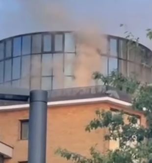 ВИДЕО: Пожар во поранешната телевизиска зграда на Би-Би-Си, го гаснат околу 100 пожарникари