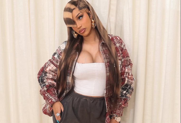 Раперката Карди Би ослободена од обвиненија за напад во 2018-та година