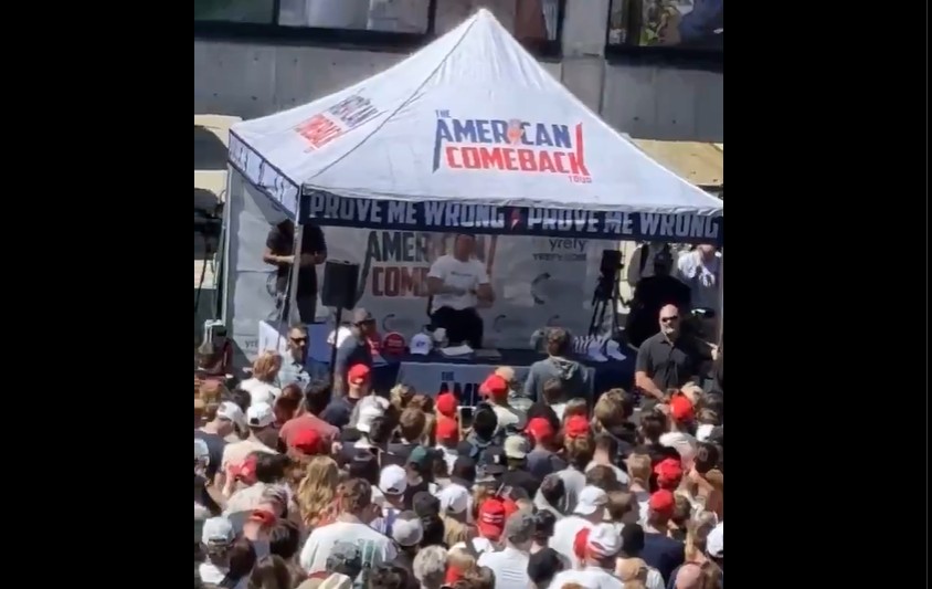 Директорот на ФБИ потврди дека истражуваат можност за соучесништво во убиството на Кирк