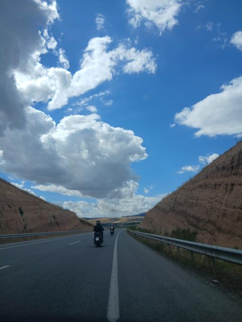 Сообраќајот на државните патишта се одвива непречено и по влажни коловози