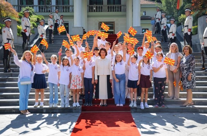 Ученици и наставници од скопски училишта го посетија Кабинетот на претседателката Сиљановска-Давкова