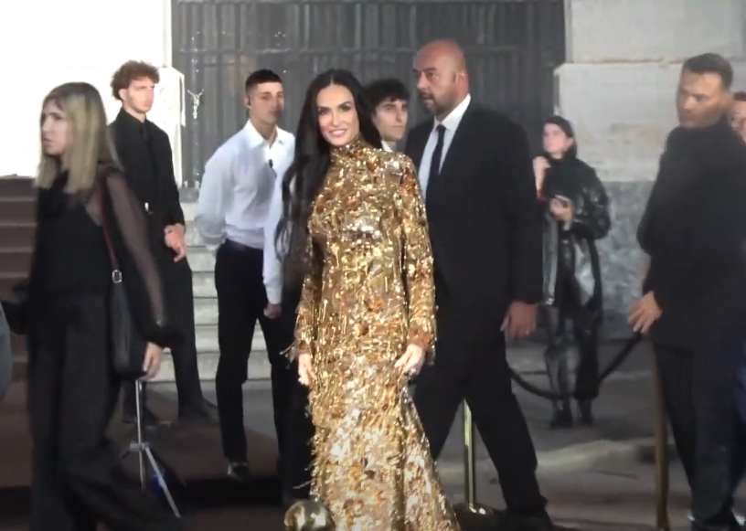 Холивудски гламур: Деми Мур во светкава тоалета на Модната недела