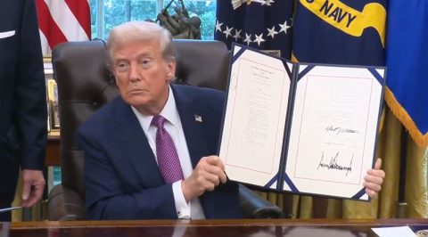 Трамп изјавил дека е „срамна“ одлуката на Врховниот суд за царините