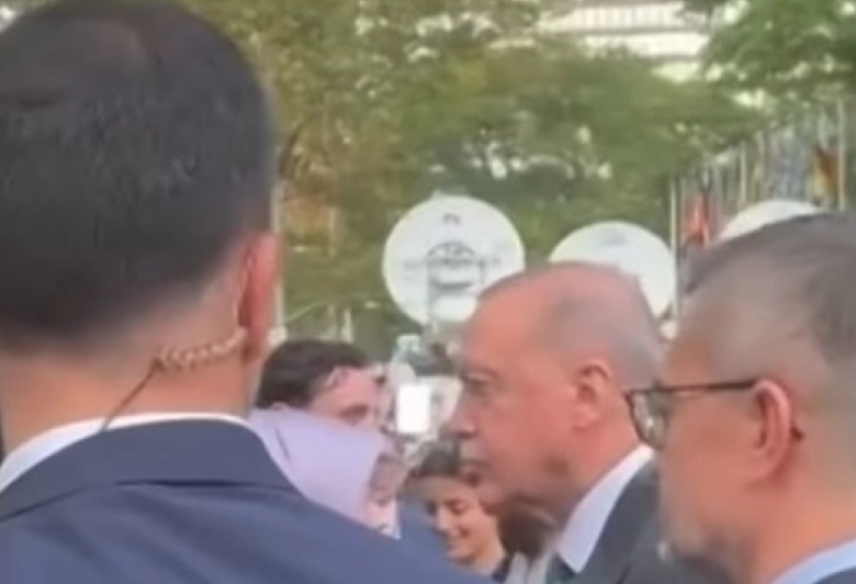 ВИДЕО: И Ердоган „жртва“ на протоколот на Трамп, принуден да чека на улиците на Њујорк