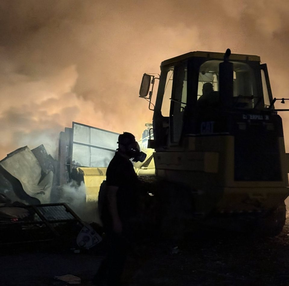 (ВИДЕО) Драмата во Трубарево продолжува: Багери со песок помагаат во затрупување на пожарот