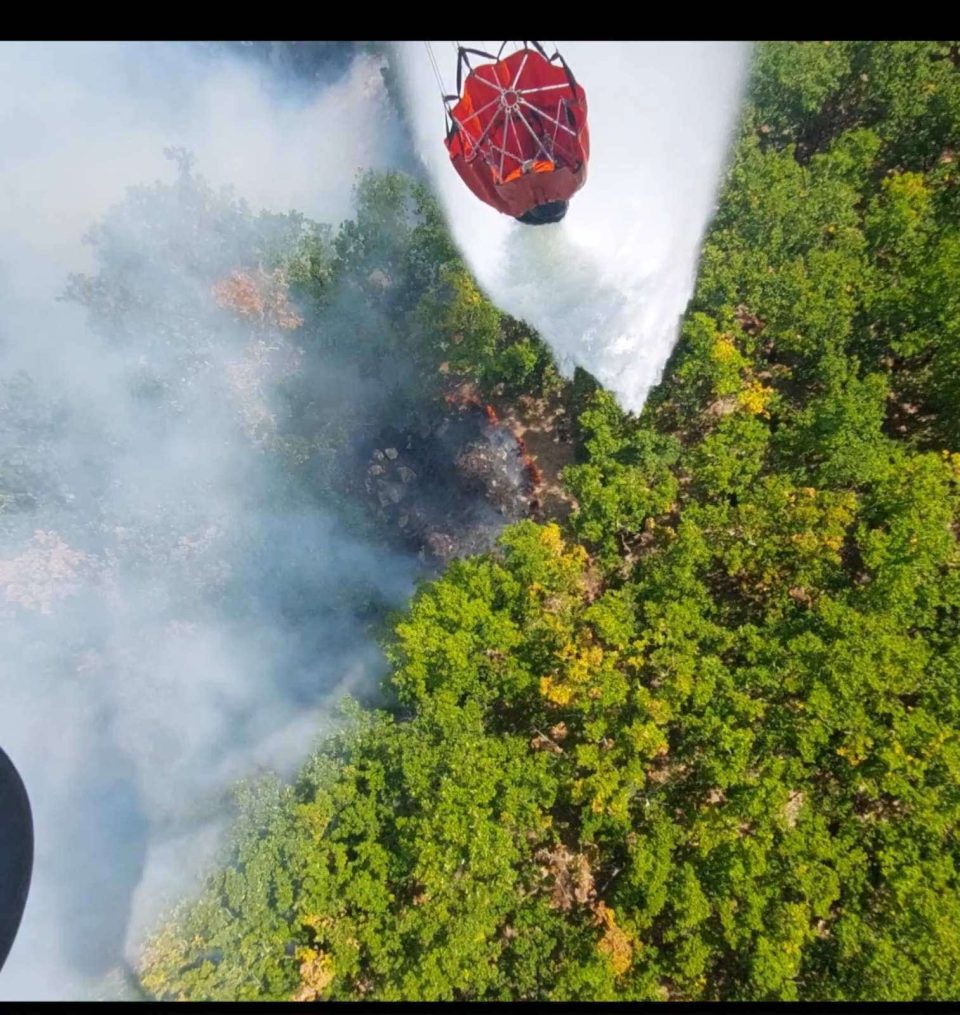 (ВИДЕО) Гасење на пожарот во Русиново со помош на армиски хеликоптер