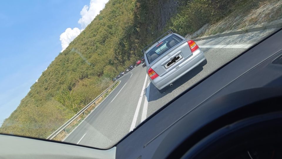 Петмина повредени во сообраќајката кај Гостивар пренесени на скопските клиники, сообраќајот нормализиран