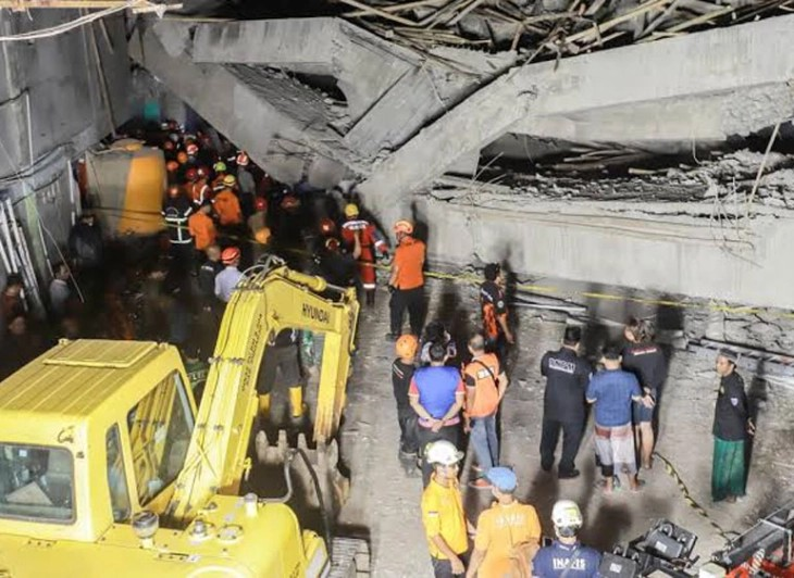 Најмалку еден ученик загина при уривање на училиште во Индонезија