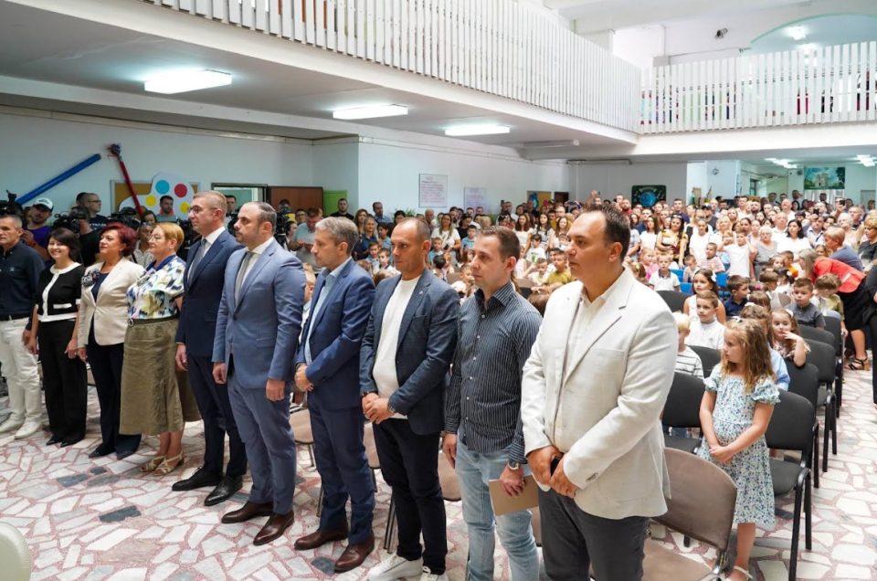 Јаневска: Во училиштата денес се гради иднината на Македонија, сите да се заложиме за создавање нови поуспешни генерации!