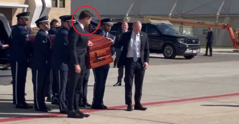 ВИДЕО: Венс ја држеше раката на ковчегот на Кирк додека војниците го качуваа во авионот