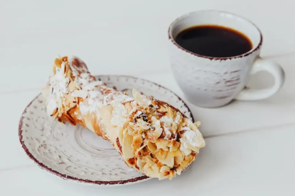 Каноли со бел крем и листови од бадеми