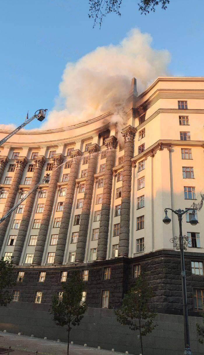 ВИДЕО: Голем пожар во зградата на украинската Влада