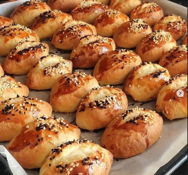 БРЗО И ВКУСНО: Едноставни кифлички со сирење (РЕЦЕПТ)