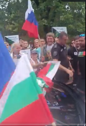 Фон Дер  Лајен дочекана со руски знамиња и протести во Бугарија (ВИДЕО)